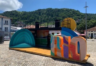 Estande instagramável sendo montado na Praça Zumbi dos Palmares_Crédito Ascom Setur-RJ_TurisRio