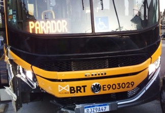 Novo articulado do BRT danificado após ser atingido por veículo que fez manobra irregular - Divulgação