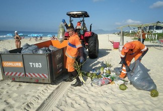 Garis limpam praia no Rio - Divulgação