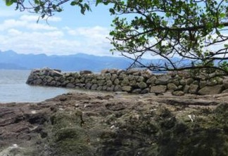 O Molhe Imperial de Pedra fica localizado na extremidade da praia de Sepetiba - Prefeitura do Rio