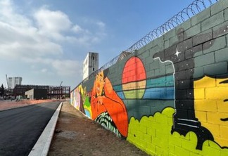 O pontapé inicial foi no Terminal Intermodal Gentileza, em muro de 450 metros - Beth Santos/Prefeitura do Rio