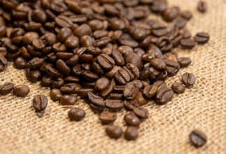 A saca de 60 quilos do café arábica começou a segunda-feira (18) com aumento de 2,10% no preço e é vendida a R$ 825,15 na cidade de São Paulo