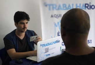 Funcionários do Trabalha Rio cadastram pessoas em busca de oportunidades de emprego - Roberto Moreyra/Prefeitura do Rio