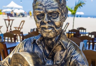 Estátua de Gilberto Gil é inaugurada em Copacabana, homenagem à música brasileira