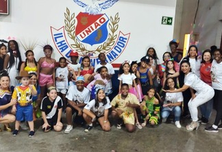 Musas Tatiana Breia e Amanda Fernandes preparam lanche carnavalesco para crianças da União da Ilha