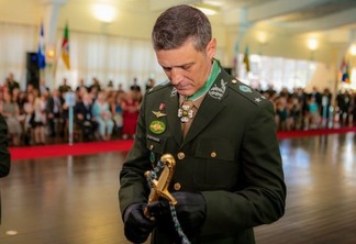 General Zucco, em foto que mostra quando foi promovido, em abril de 2022