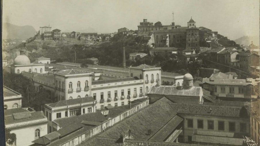 Vista do Morro do Castelo, tomada do Palácio de festas, de Augusto Malta - 1922.