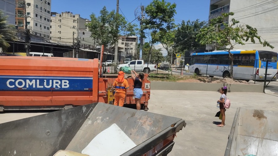 Além de lixo domiciliar, o ecoponto recebe entulhos, bens inservíveis e galhadas - Prefeitura do Rio