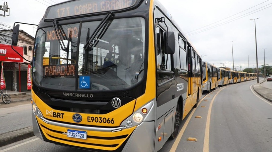 A Prefeitura do Rio de Janeiro comprou 85 novos ônibus BRT por R$ 122 milhões, gerando economia de R$ 26 milhões aos cofres do município. Os veículos, com capacidade para 80 passageiros, serão entregues entre maio e julho de 2024.