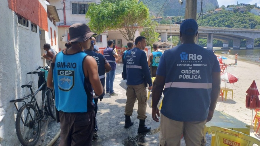 As ações ocorreram em barracas de venda de alimentos que ficam nas areias da Barra da Tijuca e na Avenida Genaro de Carvalho - Divulgação