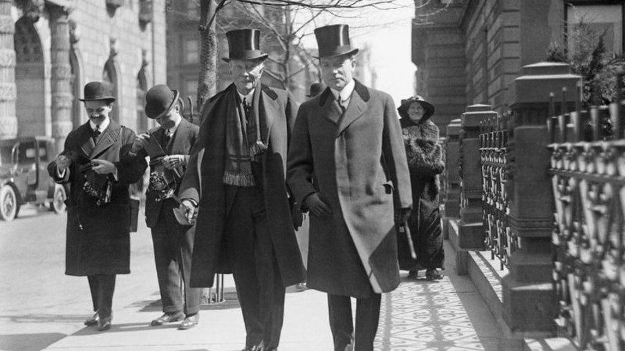 John Rockefeller e Rockefeller Jr. em foto exibida em "Capitalismo Americano: O Culto à Riqueza" (Crédito: Divulgação/Curta!)
