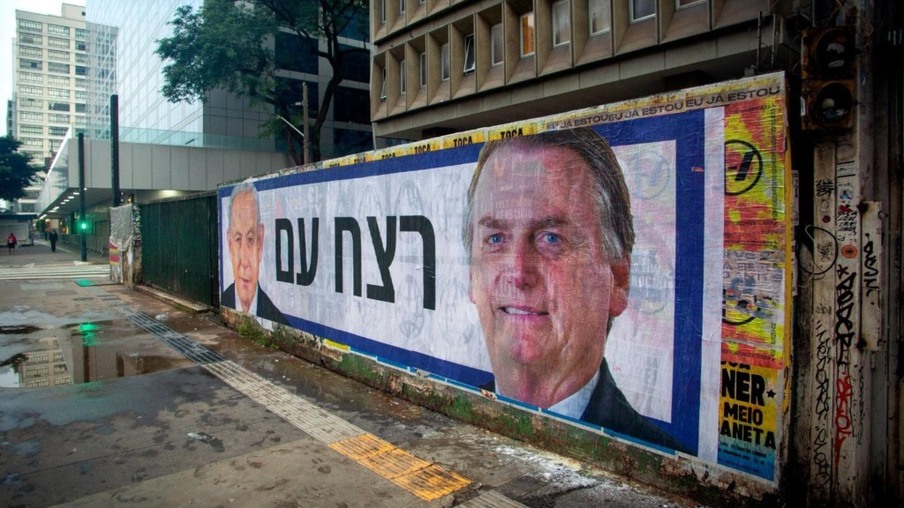 Cartaz em hebraico contra o ex-presidente Jair Bolsonaro. Foto: Reprodução