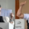 González e Noboa na hora do voto: ele fala em mudança e ela espera viabilizar a volta da Revolução Cidadã ao poder - Rodrigo BUENDIA, MARCOS PIN / AFP