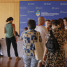 Argentinos que moram no Brasil aguardam para votar nas eleições presidenciais, em Brasília (DF) - Joédson Alves/Agência Brasil