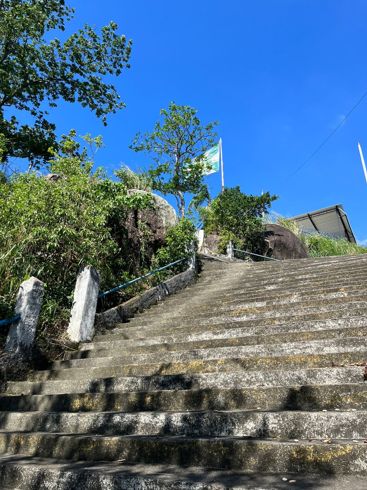 Escadarias do alto do morro da Serrinha ganham traços do artista Jambeiro