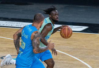 Dontrell Brite sendo acompanhado de perto por Alex Garcia (Fernando Vieira Sá/Bauru Basket)