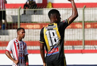 Lelê comemora um dos gols da vitória do Voltaço sobre o Bangu (Crédito: Úrsula Nery/Agência FERJ)