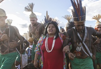 indigenas-chegam-em-brasilia-para-o-acampamento-terra-livre