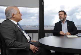 Marcelo Freixo explica ao ministro Márcio França que a Embratur tem trabalhado em negociação com as companhias aéreas para atrair novos voos internacionais com destino ao Brasil (Renato Vaz/Embratur)