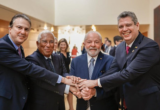 O ministro da Educação, Camilo Santana, o primeiro-ministro de Portugal, António Costa, o presidente Lula e o secretário-geral da Presidência, Márcio Macêdo. Foto: Ricardo Stuckert / PR