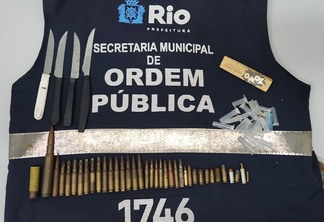 Na operação da Seop também foram apreendidos quatro facas e 21 pinos para consumo de cocaína - Prefeitura do Rio