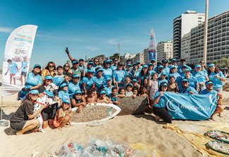 Voluntários recolhem 68 quilos de resíduos recicláveis na praia de Copacabana