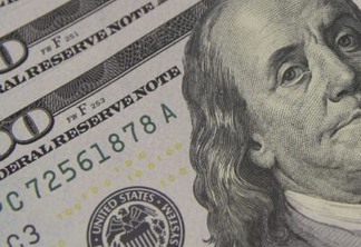 dolar-tem-forte-alta-e-fecha-a-r$-4,93-com-dados-dos-estados-unidos