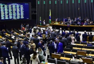 Deputados na sessão do Plenário desta quinta-feira - Foto: Zeca Ribeiro/Câmara dos Deputados