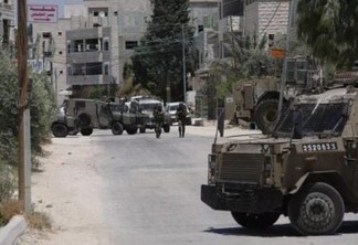 Soldados israelenses patrulham em busca dos palestinos procurados na aldeia Urif de Nablus, Cisjordânia, em 29 de junho de 2023 [Nedal Eshtayah /Agência Anadolu]