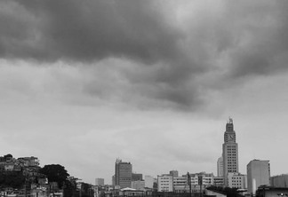 O sistema Alerta Rio prevê pancadas de chuva moderada a forte no Rio de Janeiro até quarta-feira (01/11). As chuvas serão rápidas e intensas, principalmente no período da tarde e noite.