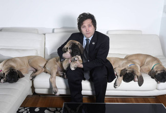 Javier Milei em casa com seus filhotes de mastins clonados - Foto: Marcelo Dubini/Caras via The New York Times
