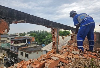 SEOP e Gaeco fazem demolição de prédio de cinco andares na colônia Juliano Moreira, em Curicica