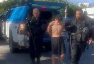 Momento em que Tauã é conduzido pelos agentes policiais. (Foto: Reprodução)