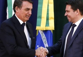 Jair Bolsonaro cumprimentando Alexandre Ramagem, chefe da Abin em seu governo. Reprodução
