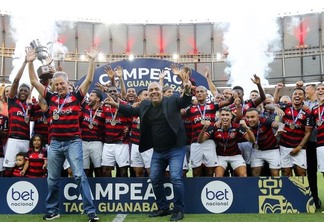 Rubro-Negros erguem a Taça Guanabara (Crédito: Úrsula Nery/Agência FERJ)