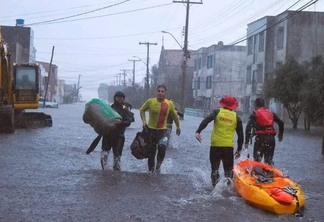 Defesa Civil e Bombeiros resgatam vítimas das enchentes em Pelotas (RS). Foto: Reprodução