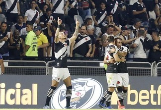 Maicon comemora o primeiro gol do triunfo do Vasco (Crédito: Úrsula Nery/Agência FERJ)