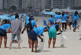 Mutirão realizado pelo Movimento Plástico Transforma na praia de Copacabana em 2023 - Foto: Divulgação Movimento Plástico Transforma