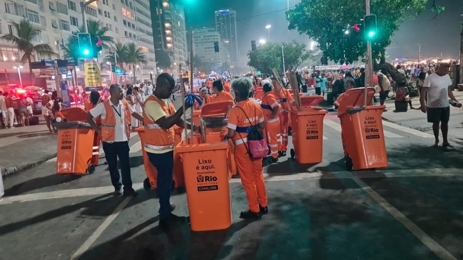Equipe de garis faz a limpeza em Copacabana - Divulgação / Comlurb