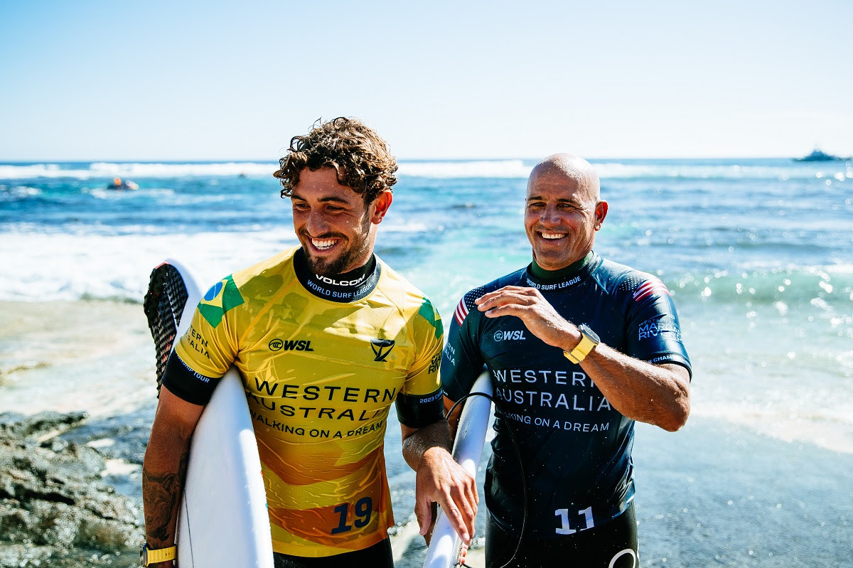João Chianca com o maior surfista de todos os tempos, Kelly Slater (Crédito da Foto: @WSL / Aaron Hughes)