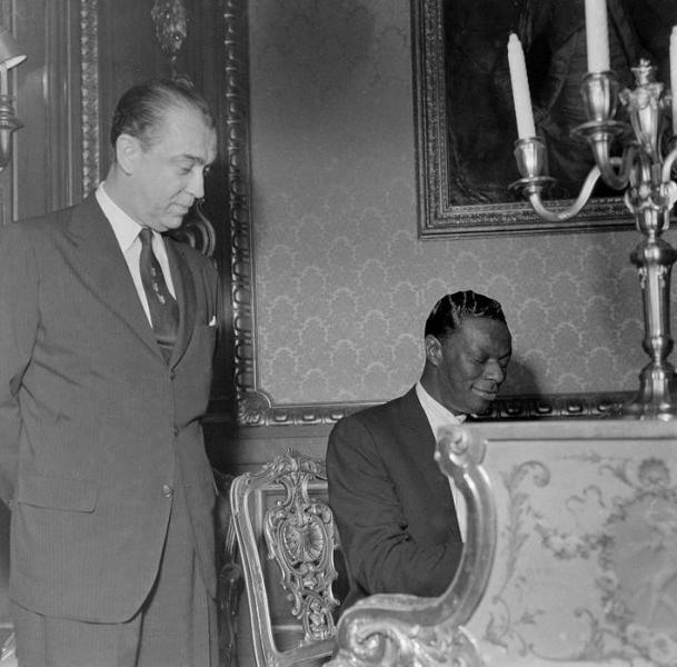 Em 1959, Nat King Cole e Juscelino Kubitschek no Palácio das Laranjeiras no Rio. de Janeiro