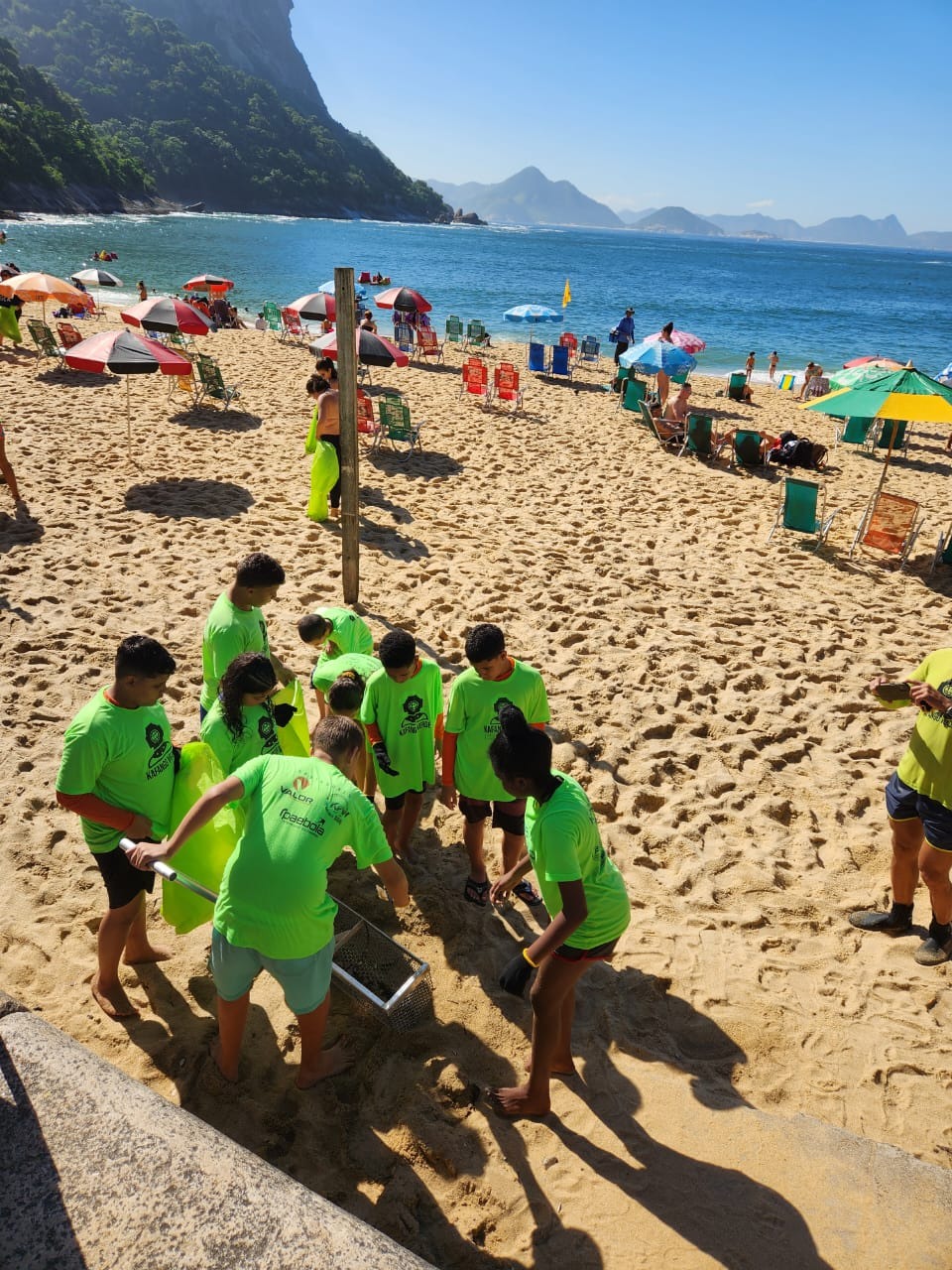 100 voluntários do AquaRio fizeram a limpeza da praia Vermelha na Urca