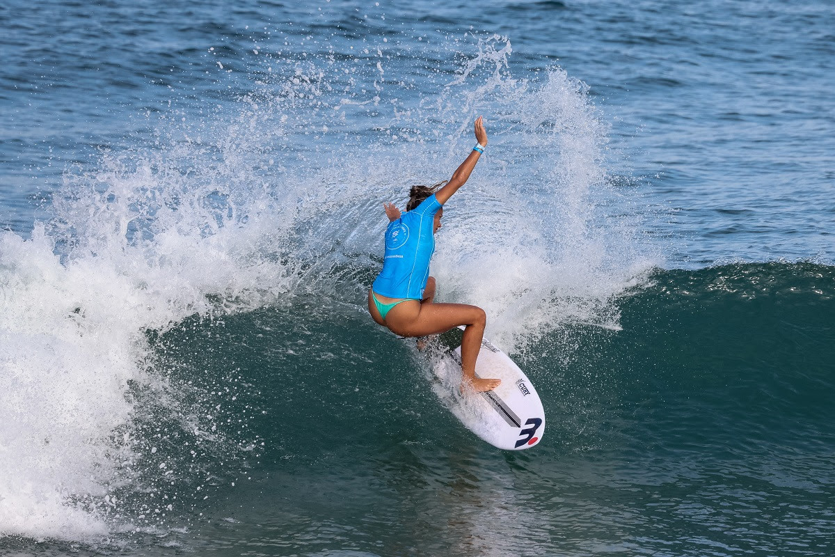Karol Ribeiro derrotou Tainá Hinckel na última onda que surfou na bateria (Crédito da Foto: @WSL / Daniel Smorigo)