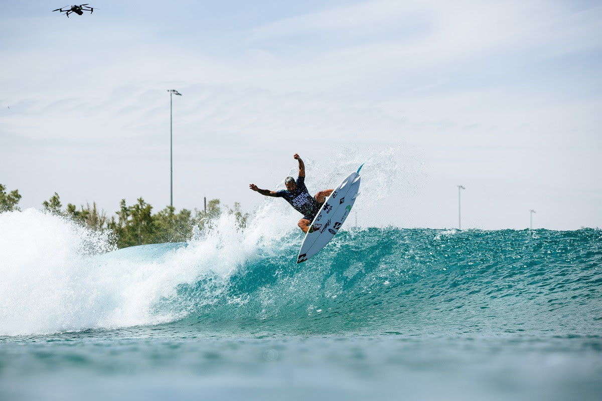 Italo Ferreira voando nas esquerdas do Surf Ranch (Crédito da Foto: @WSL / Aaron Hughes)