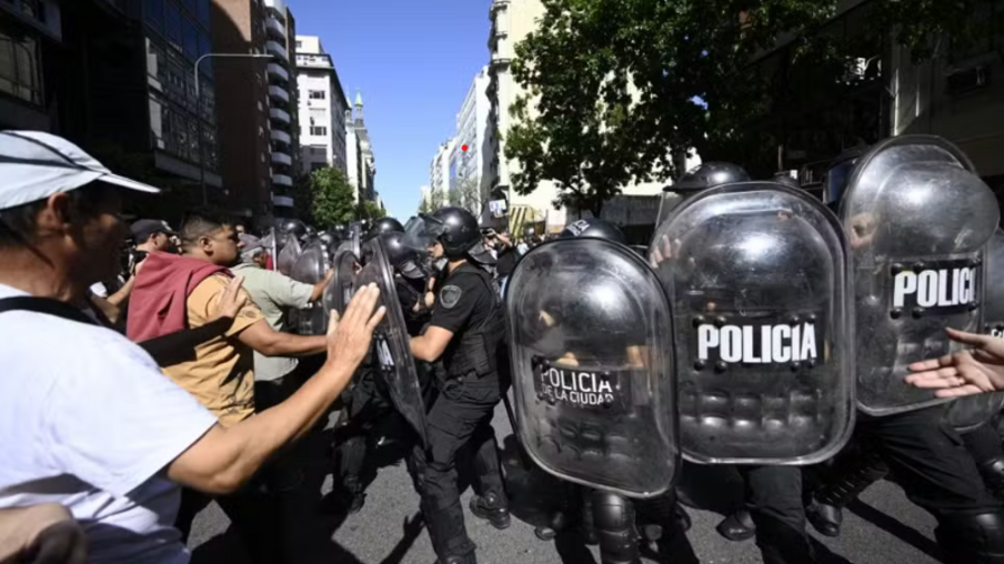 Polícia de choque em confronto com manifestantes em Buenos Aires, na Argentina - Foto: Luis Robayo/AFP