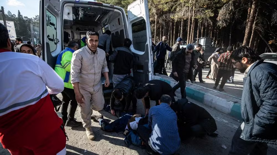 Atendimento a feridos durante explosões em procissão em homenagem aos quatro anos de morte do general Qassem Soleiman. Foto: Mehr News via AFP
