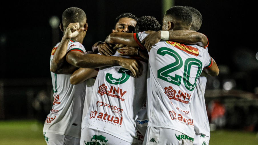 Jogadores da Portuguesa comemoram o gol da vitória sobre o Audax (Crédito: Nathan Diniz/AAP)