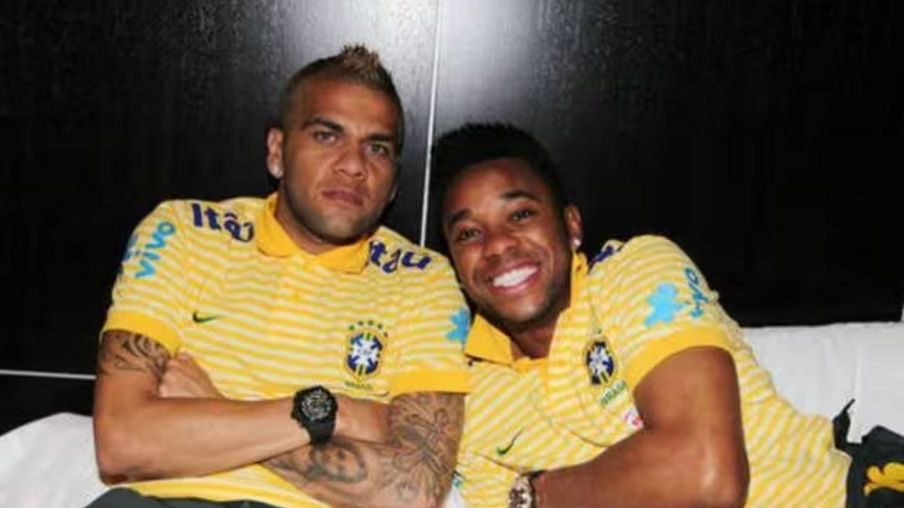 Daniel Alves e Robinho disputaram a Copa do Mundo de 2010 pela seleção brasileira. Foto: reprodução