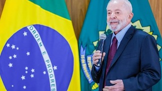 Lula fala a jornalistas durante café no Palácio do Planalto
