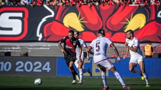 Flamengo vence Atlético-GO com apuros na estreia do Brasileirão